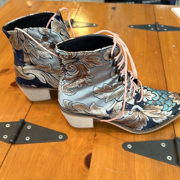 Gorgeous cloth booties size 8 (39) - Picture 2 of 6